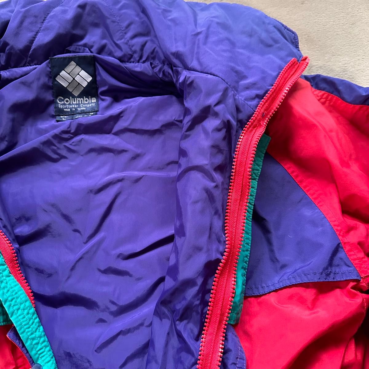 Columbia アウトドア ギミック面白めのナイロンジャケットです Columbia アウトドア ギミック面白めのナイロンジャケットです