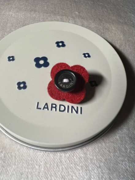 新品未使用◆LARDINI◆赤×白フェルト製ブートニエール◆レッド×ホワイト◆ジャケット ジレ ベスト用◆ラペルピン ブローチ◆ラルディーニ_画像8