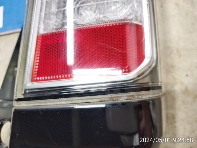 【KBT】Ｎ－ＢＯＸ DBA-JF1 右テールランプ NH624P 33501-TY0-J01　_画像2