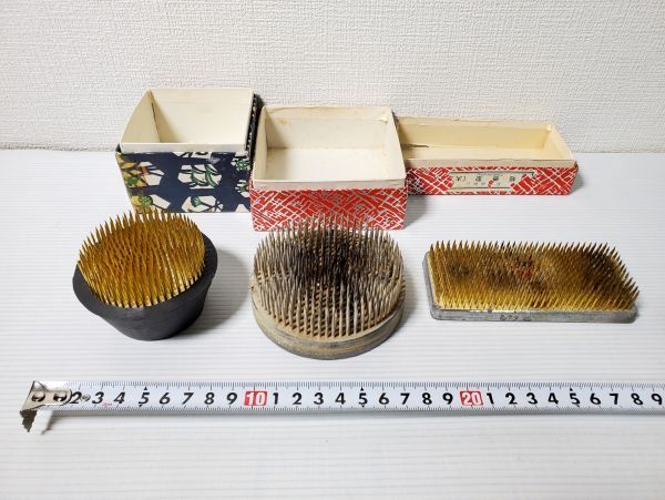 華道具 生け花 花器 2個セット 窯印あり 水盤 花器 大盤 自由花 生花 華道 花瓶 花器 陶器製 花生け フラワーベース 剣山 付き(100)_画像10