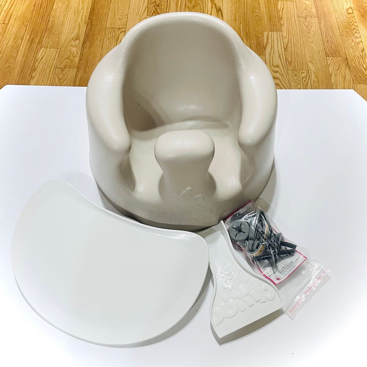 《美品》新品ベルト＆テーブル付★バンボ ベビーチェア ベビーソファー グレー Bumbo ベビー用品