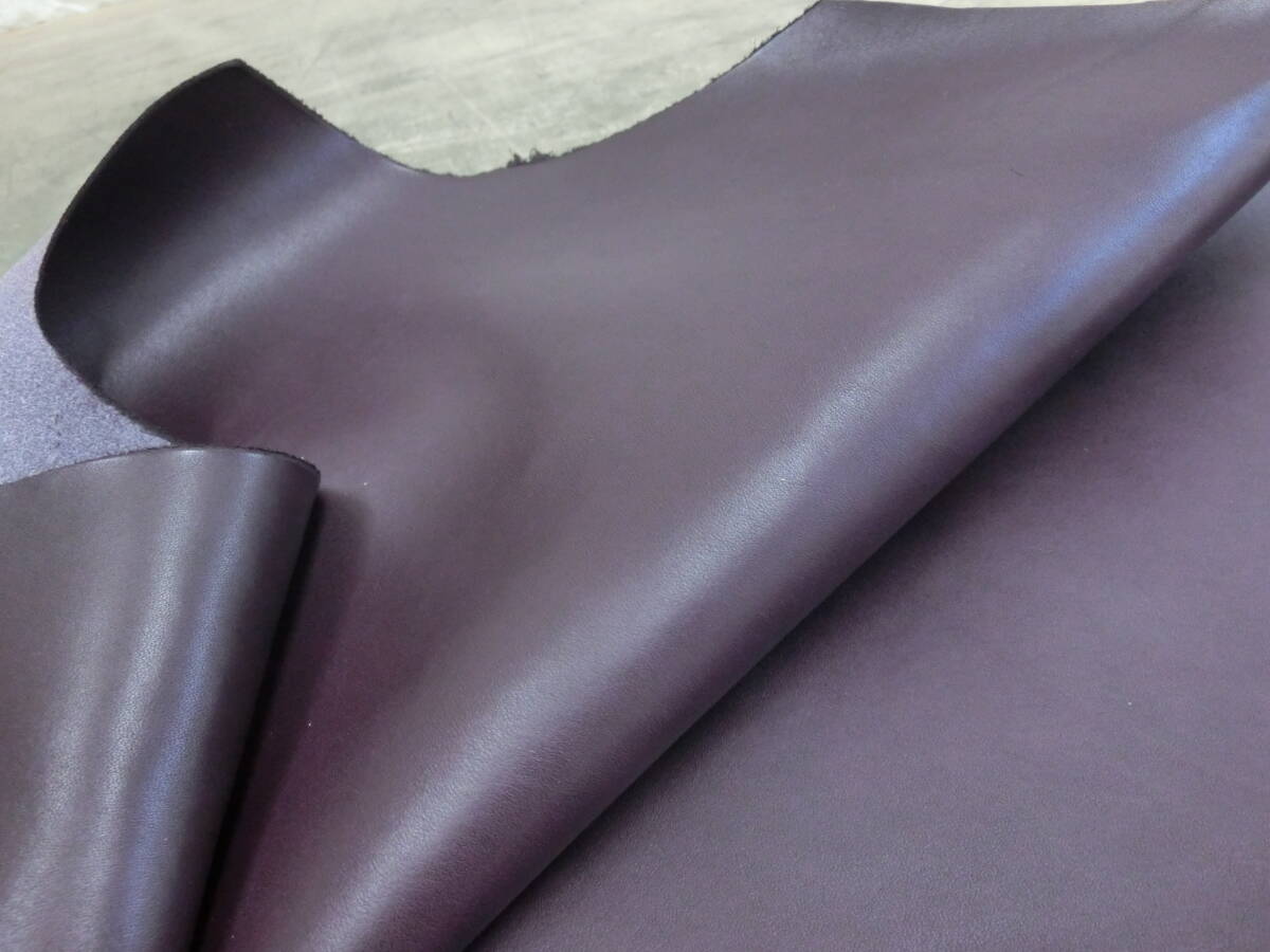 Z8　パープル　紫色　スムース　1,2ミリ　漉き済　ソフト軽くコシ有　最長部81×53㎝　革小物レザークラフト　ハンドメイド　手作り材料_画像1