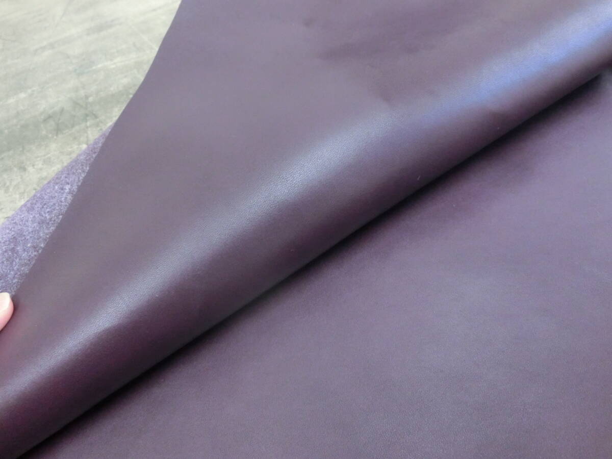 Z8　パープル　紫色　スムース　1,2ミリ　漉き済　ソフト軽くコシ有　最長部81×53㎝　革小物レザークラフト　ハンドメイド　手作り材料_画像2