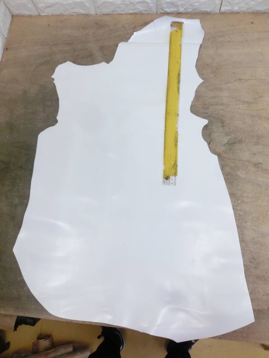 Y13　真っ白　ホワイト　仔山羊　キッド　0,7~0,9ミリ　表面あまり伸び無し硬くない　最長部約88×57㎝　革小物レザークラフト　手作り材料_画像1