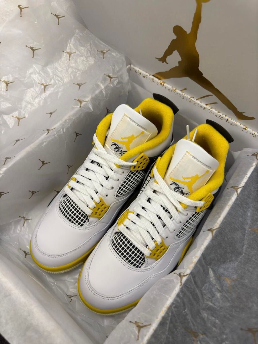 Nike WMNS Air Jordan 4 Retro "Vivid Sulfur"