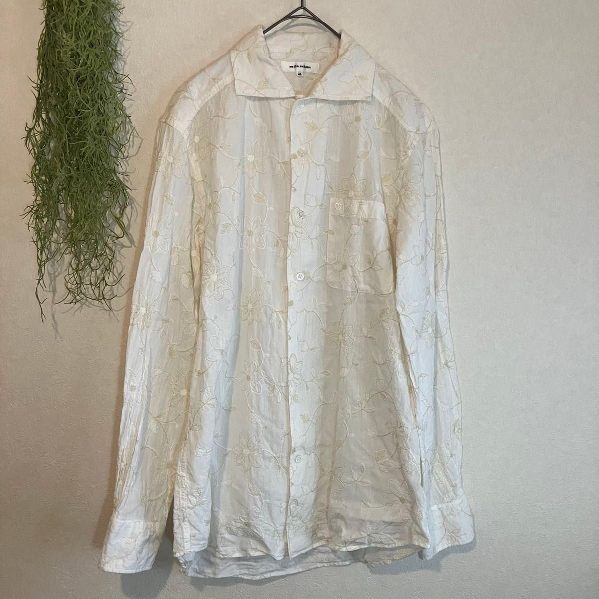 美品》ミラショーン　mila schon　刺繍カジュアルシャツ46　日本製　綿麻 シャツ ホワイト 長袖シャツ 長袖　刺繍　花柄