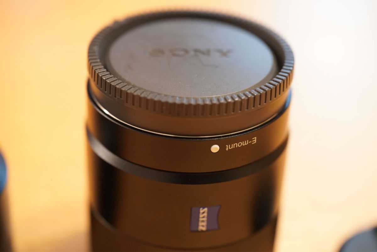 SONY sel24f18z