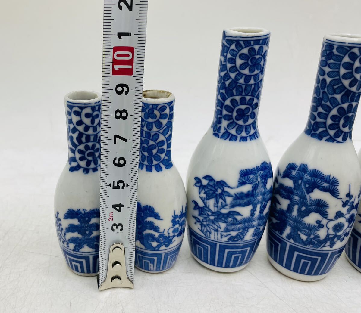 【中古】徳利 花入れ 陶器 御神酒 飾り 骨董 アンティーク 松竹梅 セット 小皿 素焼き 陶銘あり 仏具 蝋燭立て まとめ 現状品 DM0513M_画像4