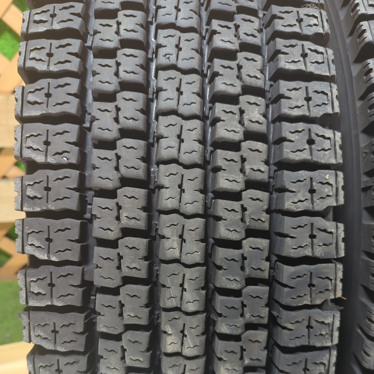 2315 トーヨー 245/70R19.5 136/134J バリ山 スタッドレス ４本 8分山 2023 片減り 激安プライスの画像2