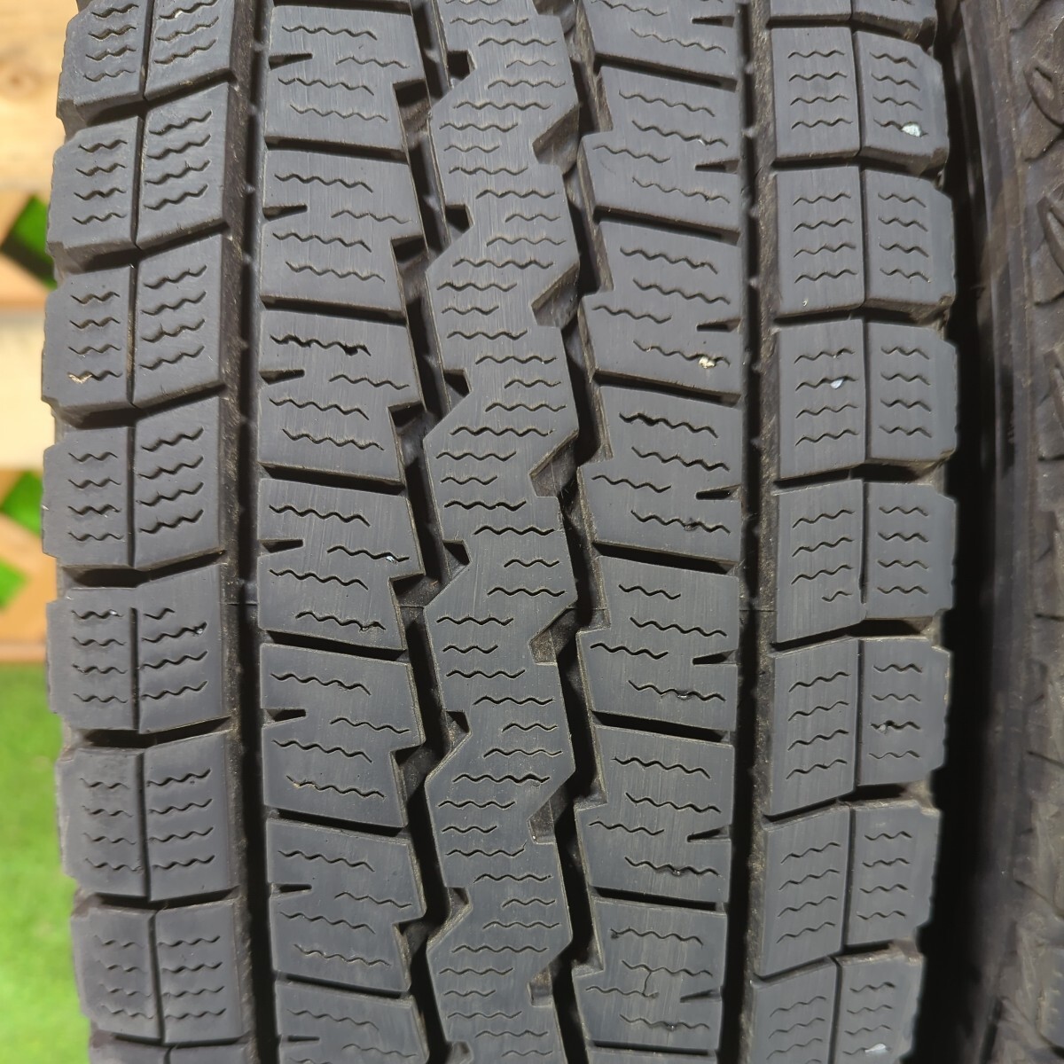 送料無料2331 ダンロップ　195/80R15 107/105 LT バリ山　スタッドレス　2本　8分山　2022 激安プライス_画像2