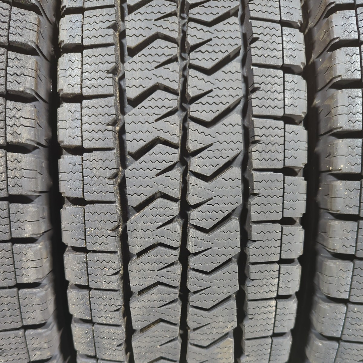 2332 ブリヂストン　195/80R15 107/105 LT バリ山　スタッドレス　４本　8.5分山〜9分山　2022 激安プライス_画像4