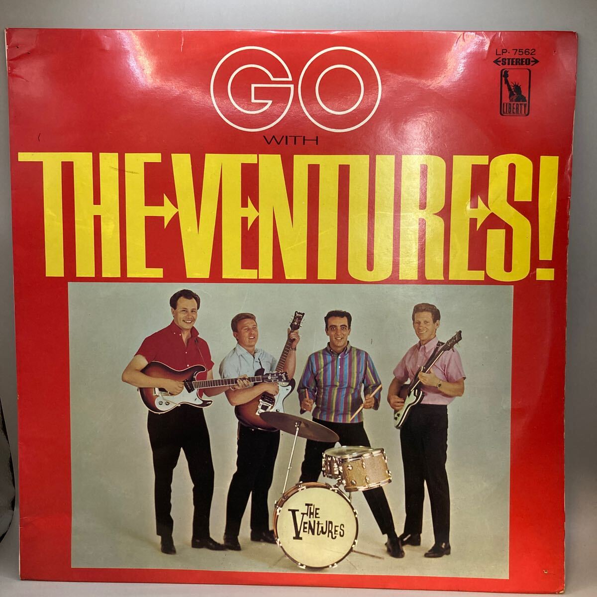 再生良好 LP 赤盤 ゴー・ウィズ・ザ・ベンチャーズ VENTURES LP-7562 二人の銀座 グリーン・グラス グッド・ラヴィン 夢のカルフォルニア_画像1