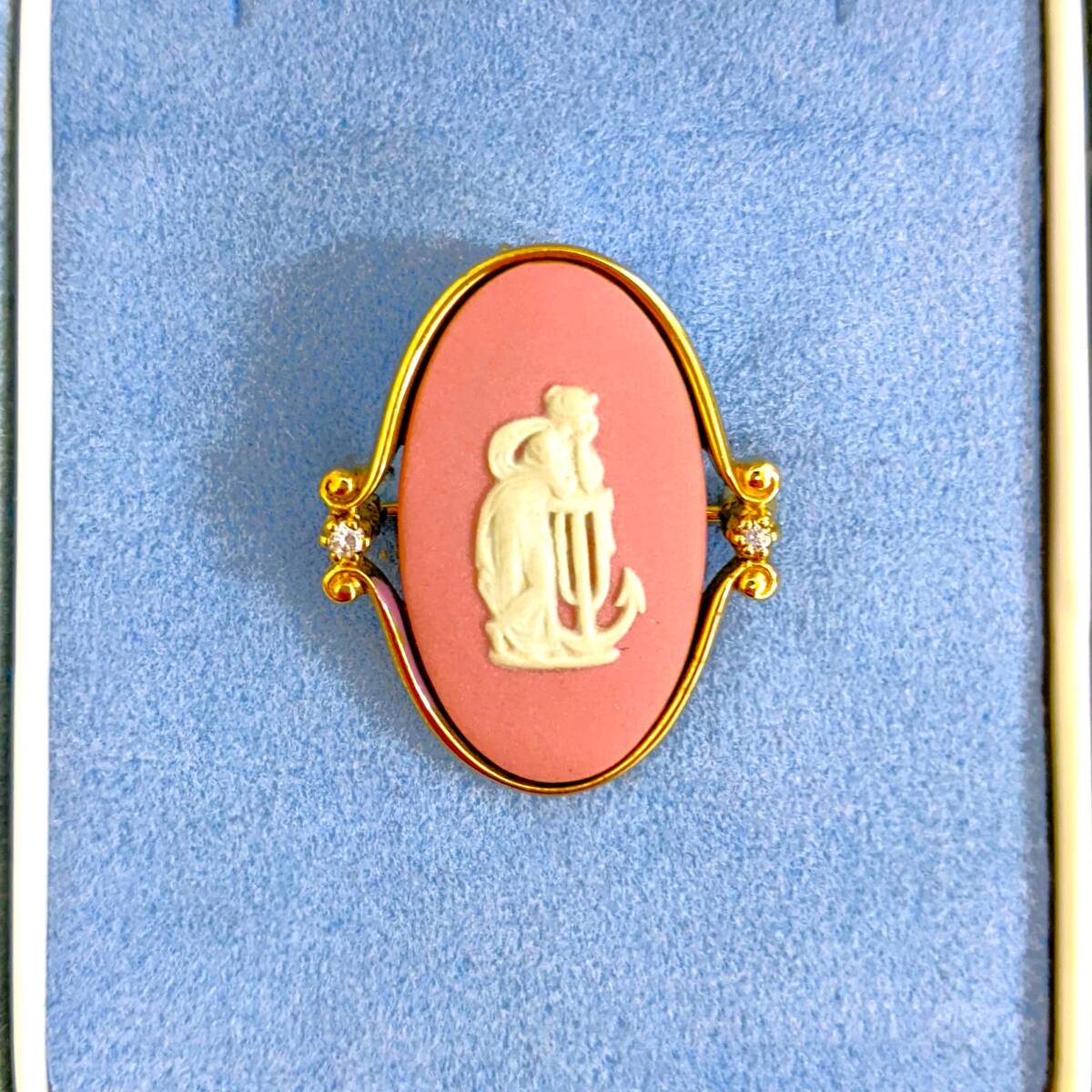 【5377】WEDGWOOD ウェッジウッド カメオ ブローチ ピンク アクセサリー 西洋陶芸 婦人 レディース ゴールドカラー 箱付属 レア 希少の画像2