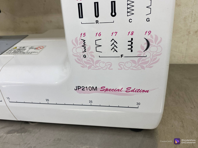 E030 JANOME JP210M Special Edition MODEL 808 ジャノメ コンピューターミシン 本体のみ 通電OK ジャンク中古_画像2