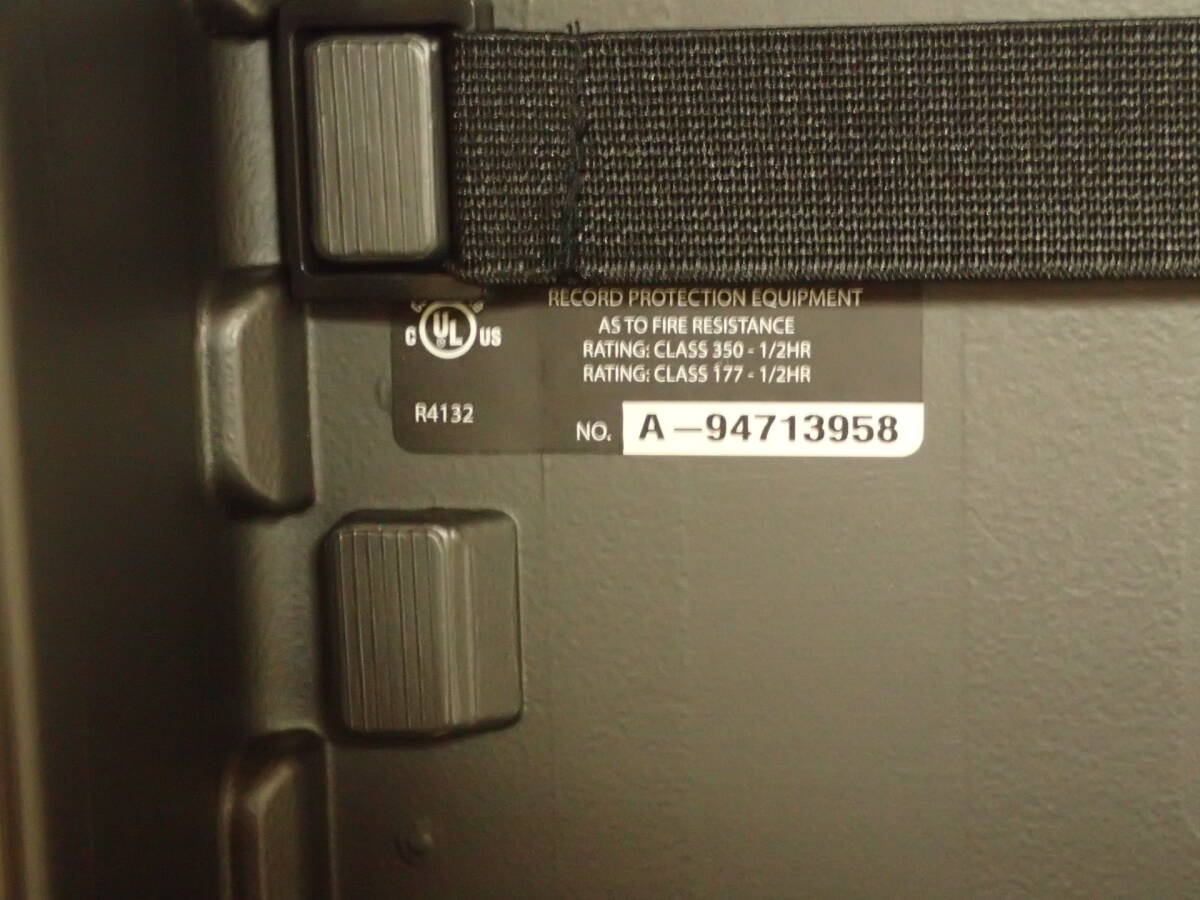 B-740 SentrySafe セントリーセーフ ポータブル耐火保管庫 鍵付き 40.0cmX37.0cm 20.0cm_画像4
