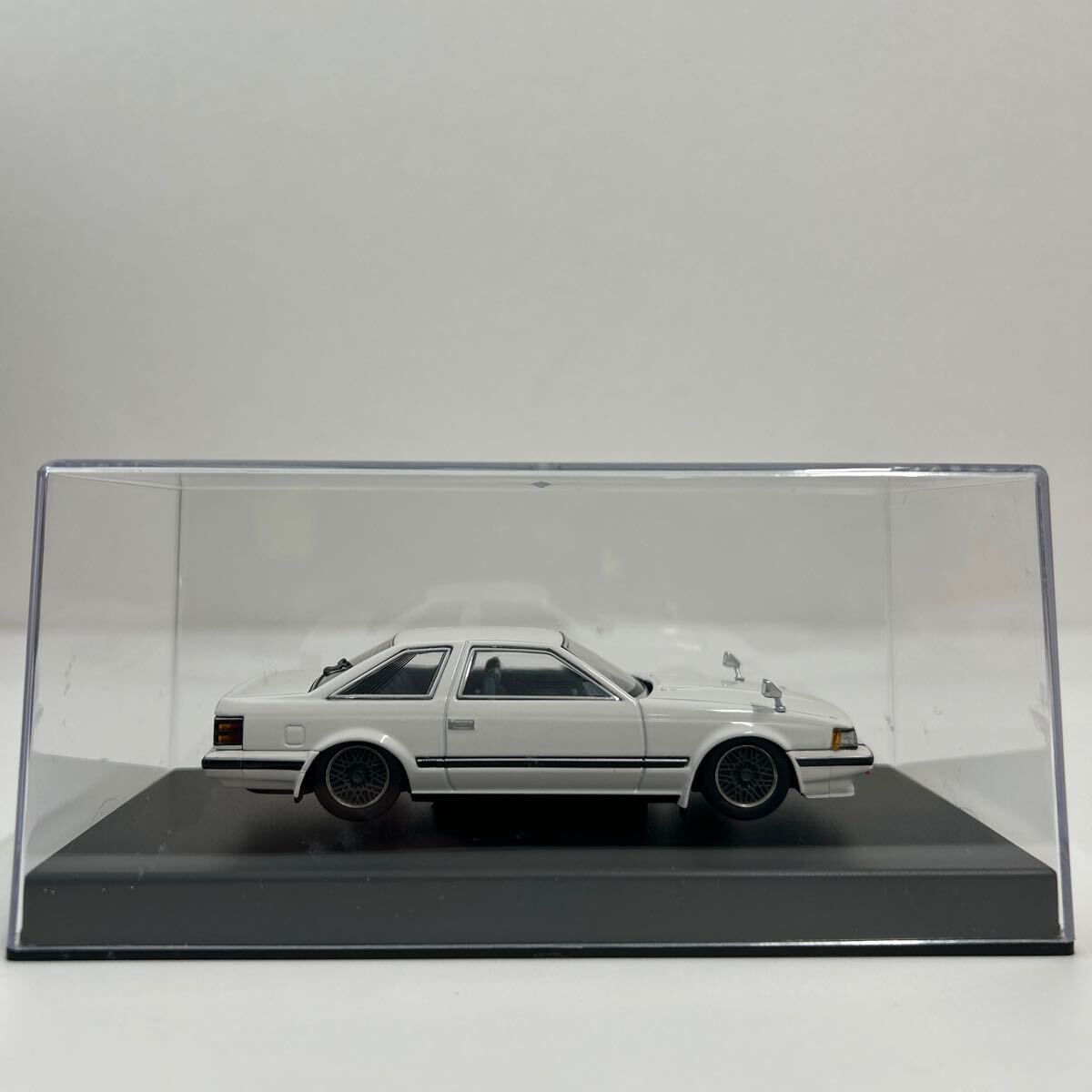 アオシマ DISM 1/43 TOYOTA SOARER 2800GT 1981 トヨタ ソアラ MZ11 前期 ホワイト ミニカー モデルカー　旧車 国産名車_画像4