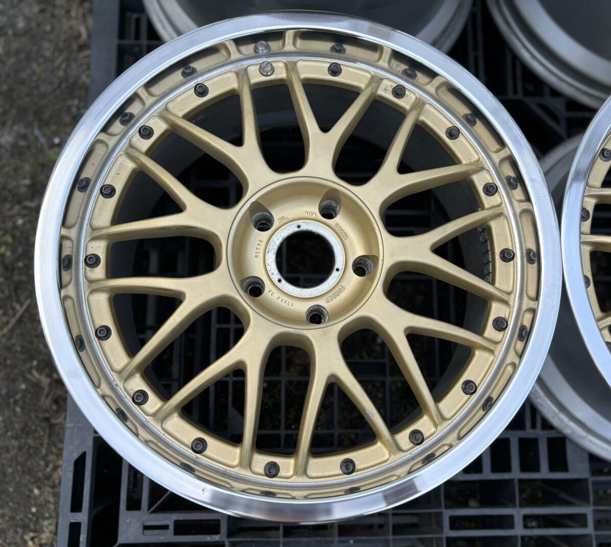 BBS 鍛造 RS733 サイズ17x8J/ ET+36 / RS736 サイズ17x9J/ET+39 / PCD 114.3/5H/ ハブ径約73mm４本セット　状態良好　美品_画像3