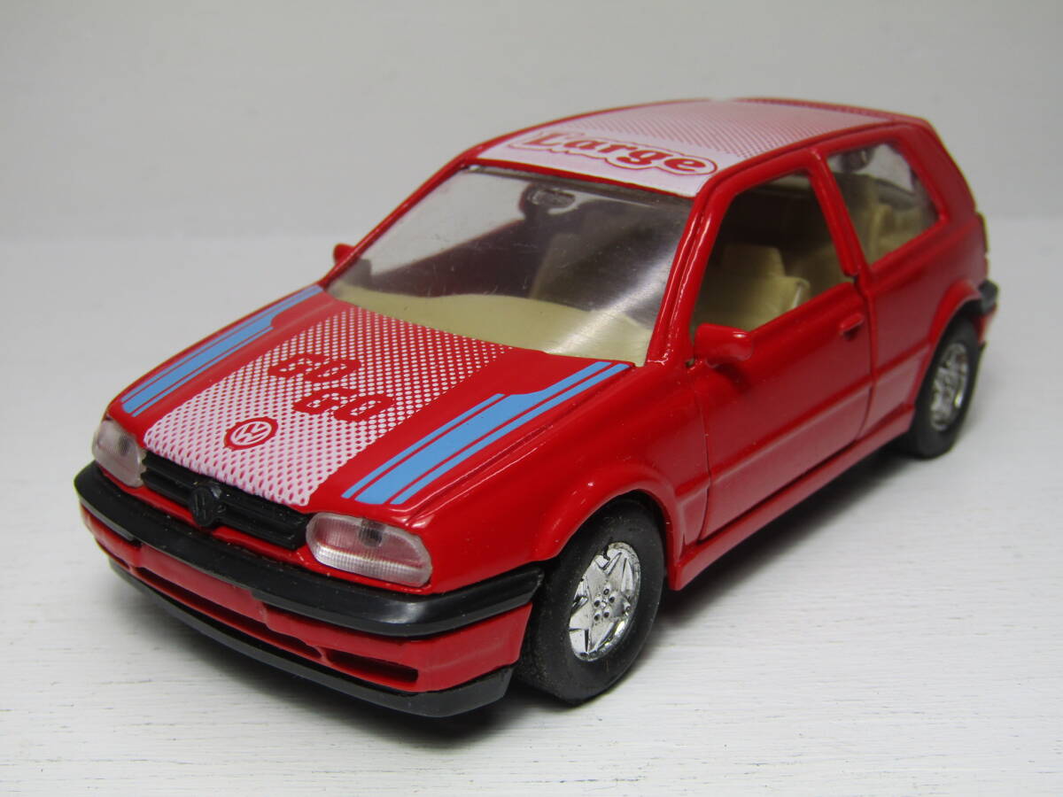 Volkswagen VW Golf フォルクス ワーゲン ゴルフ 赤 Red 4代目 1/38 ~ 1/36 位 4ドア WELLY デッドストック 未展示品 平成 昭和レトロ 稀少_画像1