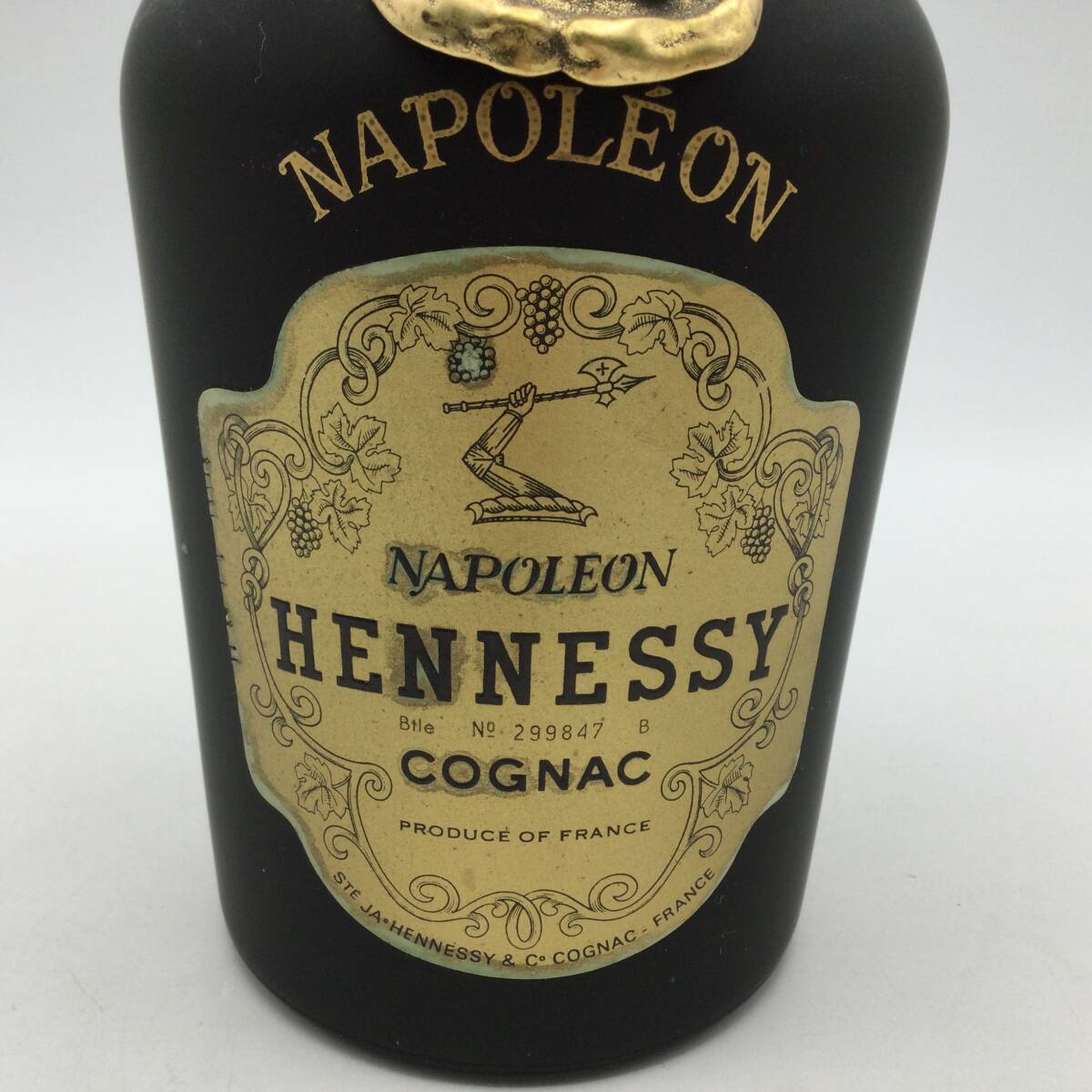 G63◇【未開栓】Hennessy ヘネシー NAPOLEON ナポレオン コニャック ブランデー 700ml 度数記載なし ※プレート取れ 古酒 洋酒 ◇_画像3