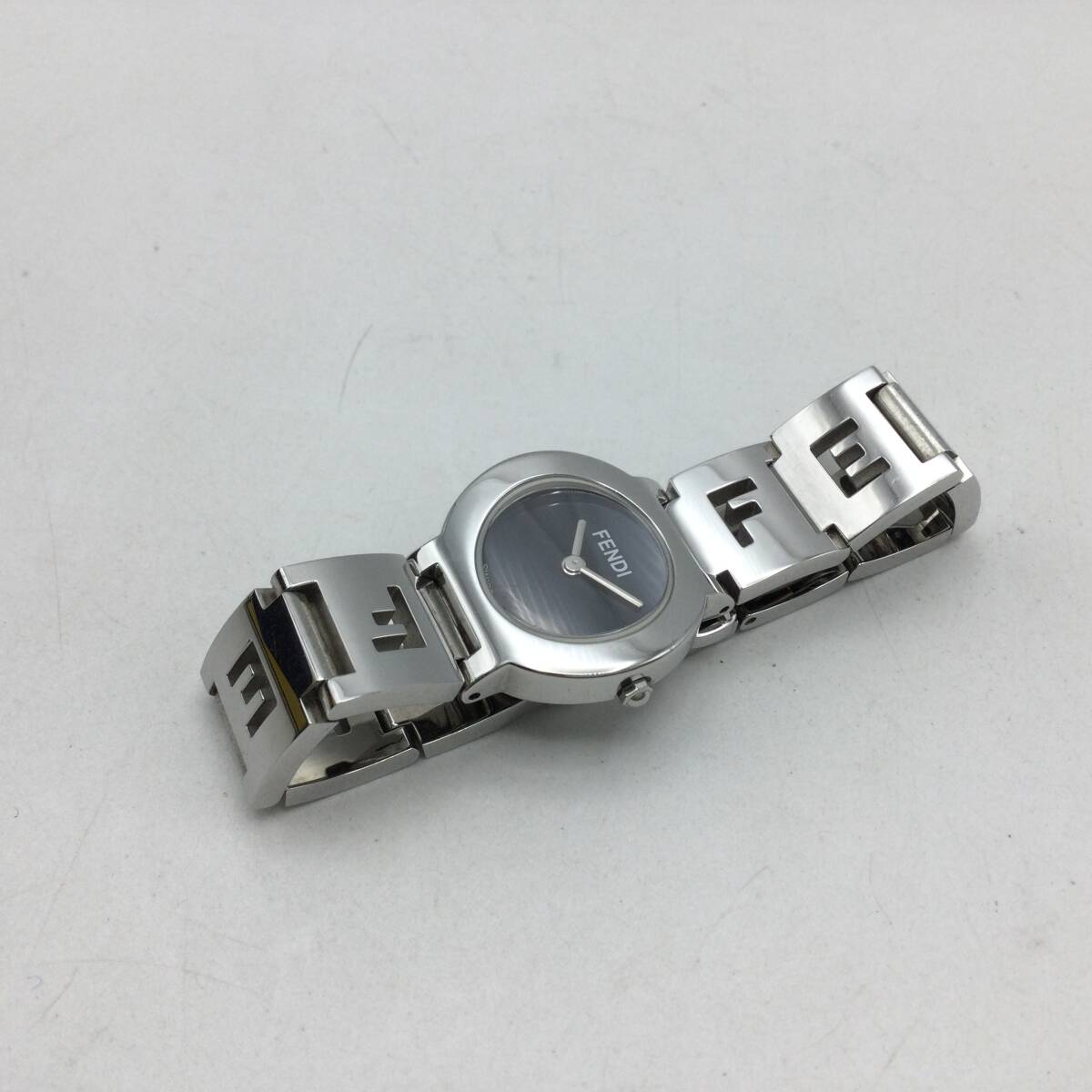 G56◇【QZ/不動品】フェンディ FENDI オロロジ orologi レディース腕時計 クオーツ 3050L 黒文字盤 箱/説明書等付き 現状品 ◇_画像4