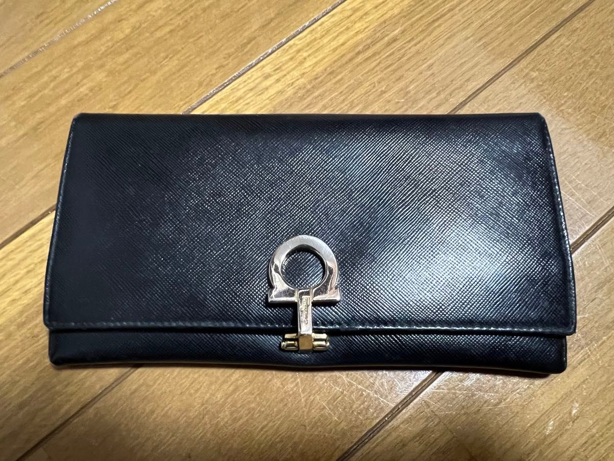 値下げ中　Salvatote Ferragamo 長財布　ブラック