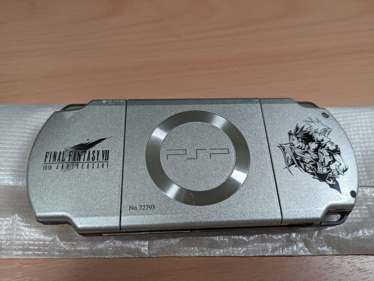 【美品】PSP 2000 本体 クライシスコア ファイナルファンタジー FF7 10th ANNIVERSARY LIMITED メモリースティック16GB_画像4
