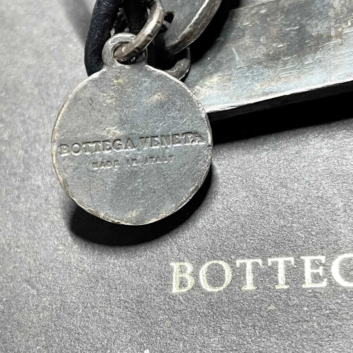 美品 箱付 ヴィンテージ加工 ボッテガヴェネタ ネックレス シルバー アクセサリー 3連プレート レザー BOTTEGA VENETA 925 ラグジュアリー_画像6