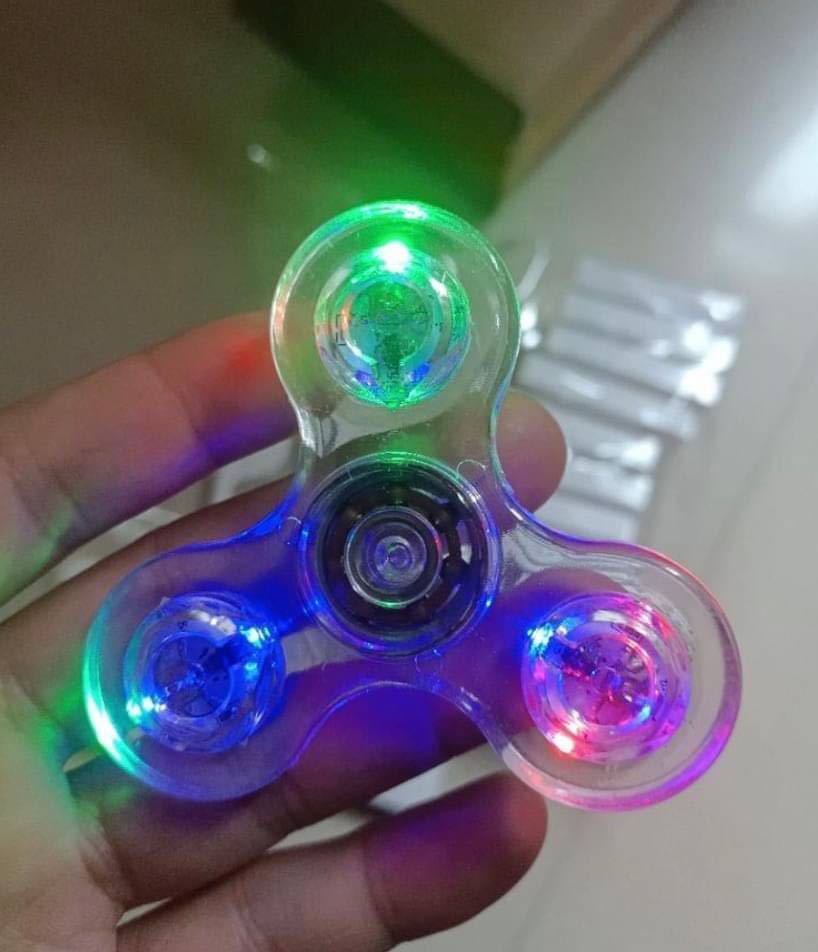 新品★大人気 LED付 ハンドスピナー クリア 光る ストレス解消 爆売れ 派手