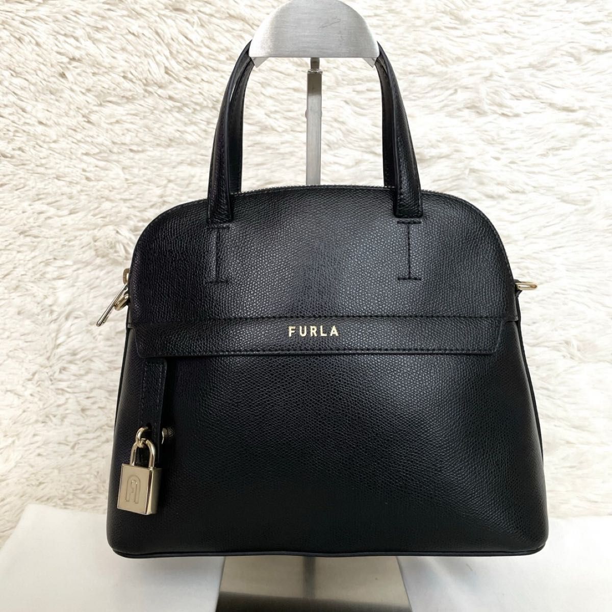 美品★FURLA フルラ 新型 パイパー 2WAY ショルダーバッグ ブラック S ハンドバッグ レザー ロゴ チャーム 南京錠