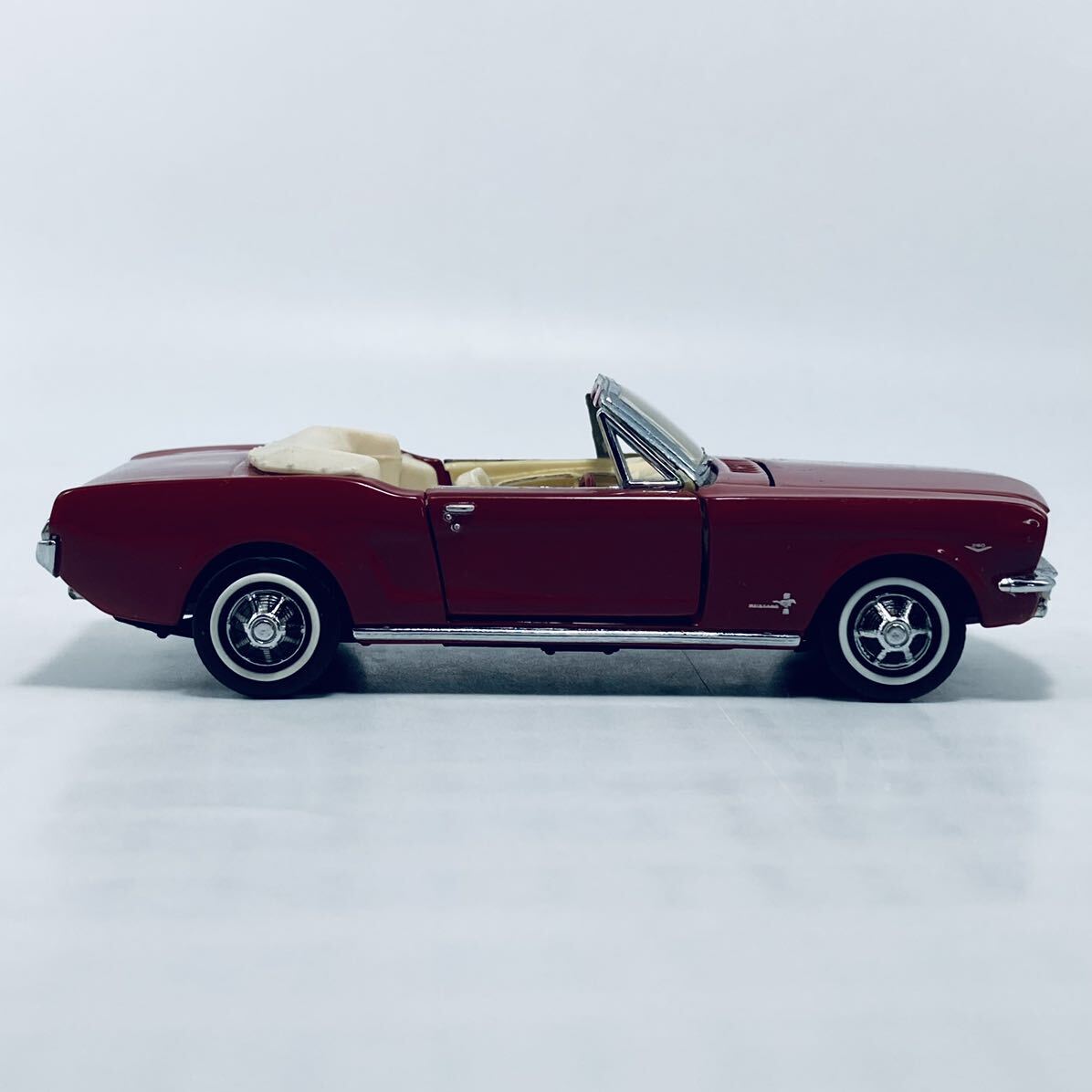  вне без коробки . Vintage предмет Franklin Mint 1/43 FORD MUSTANG CONVERTIBLE RED Mustang с откидным верхом красный 