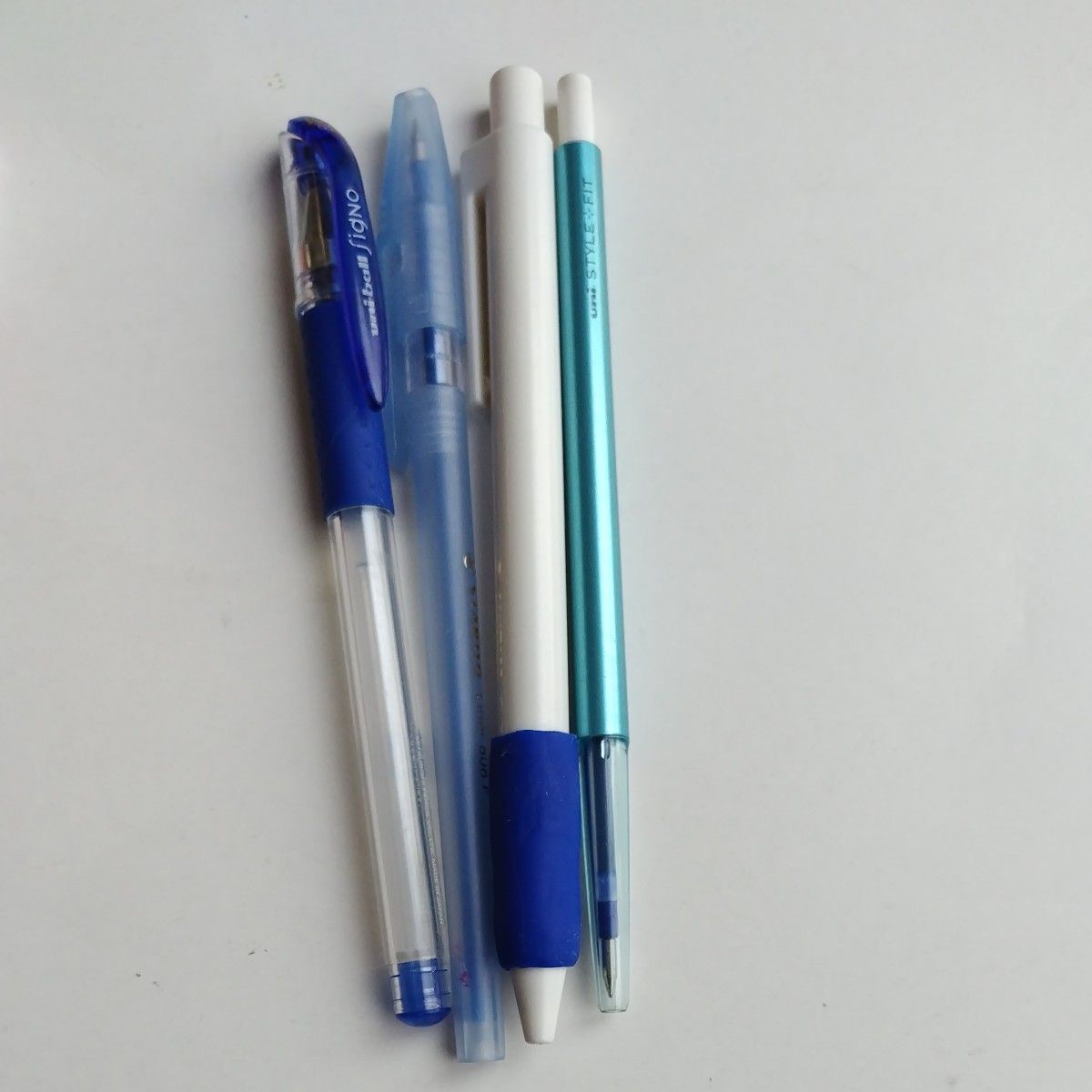 赤ボールペン×3、青ボールペン×4・フリクション替芯　黒×3、ベビーピンク、グリーン、バイオレット、(0.38)スリム本体×１　
