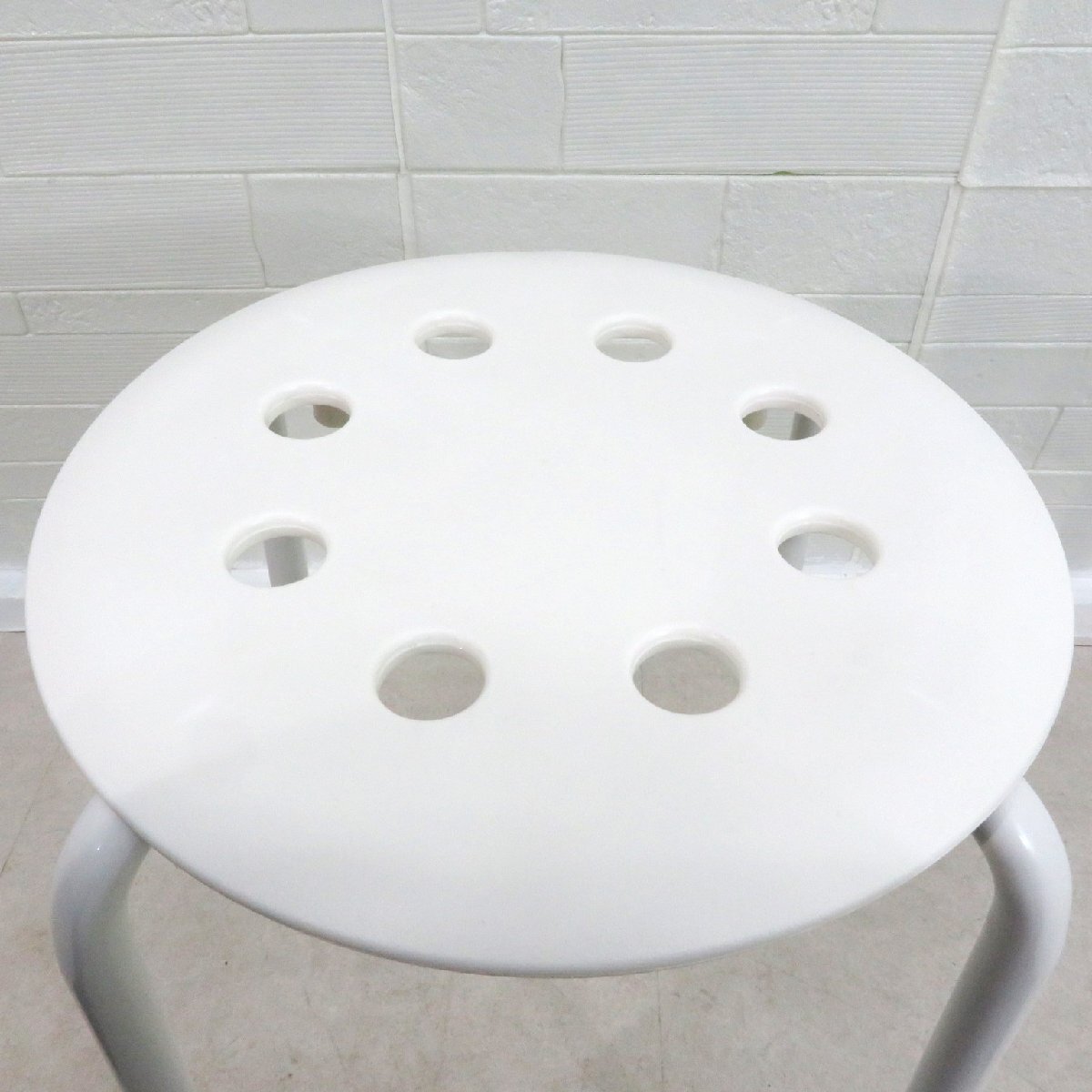 IKEA イケア 丸椅子 ホワイト スツール 丸椅子 スタッキング 省スペース 脱衣所 更衣室 キッチン 玄関 持ち運び YH13715 中古オフィス家具_画像4