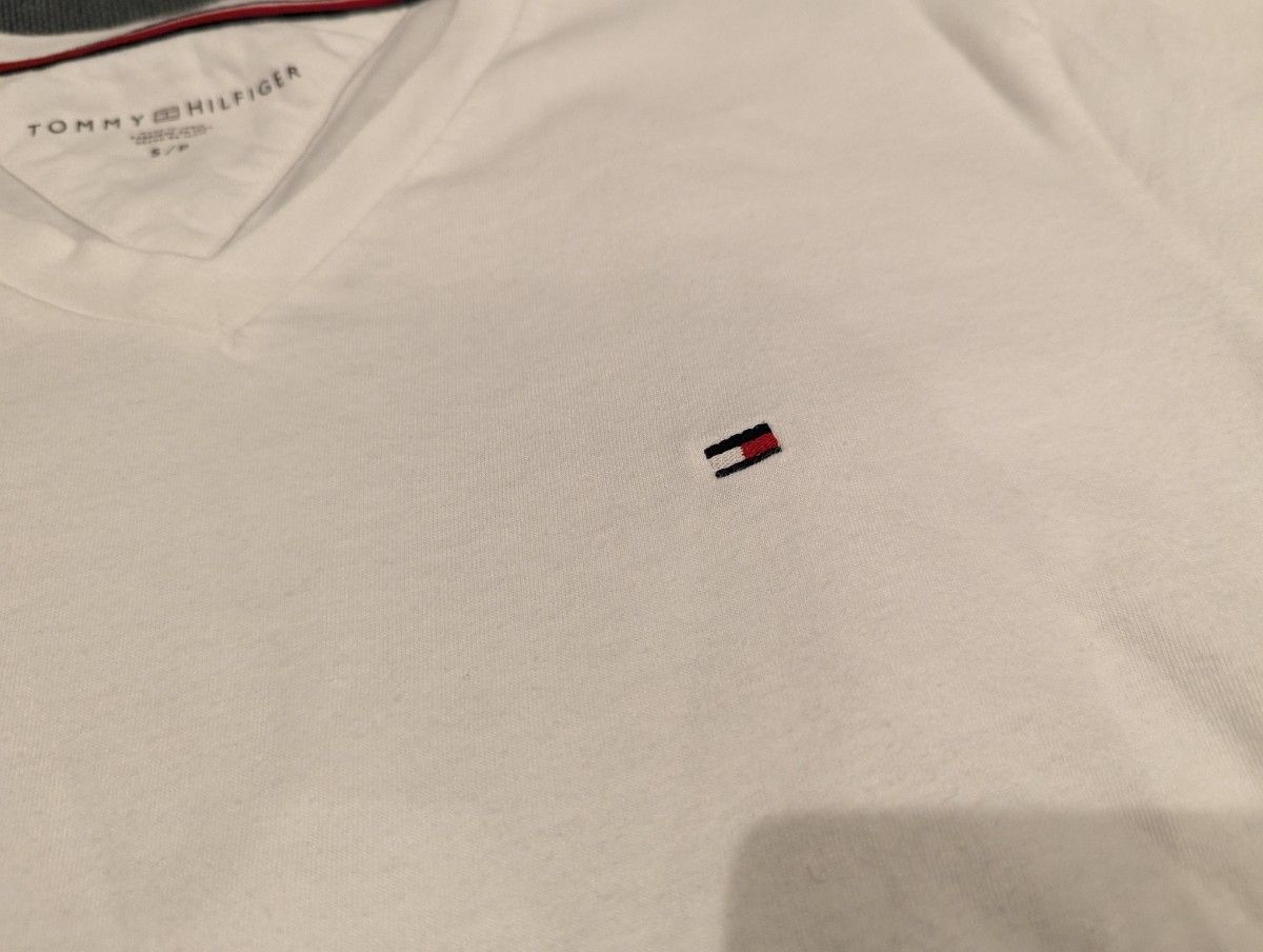 【TOMMY HILFIGER／トミーヒルフィガー】Tシャツ　Vネック　S