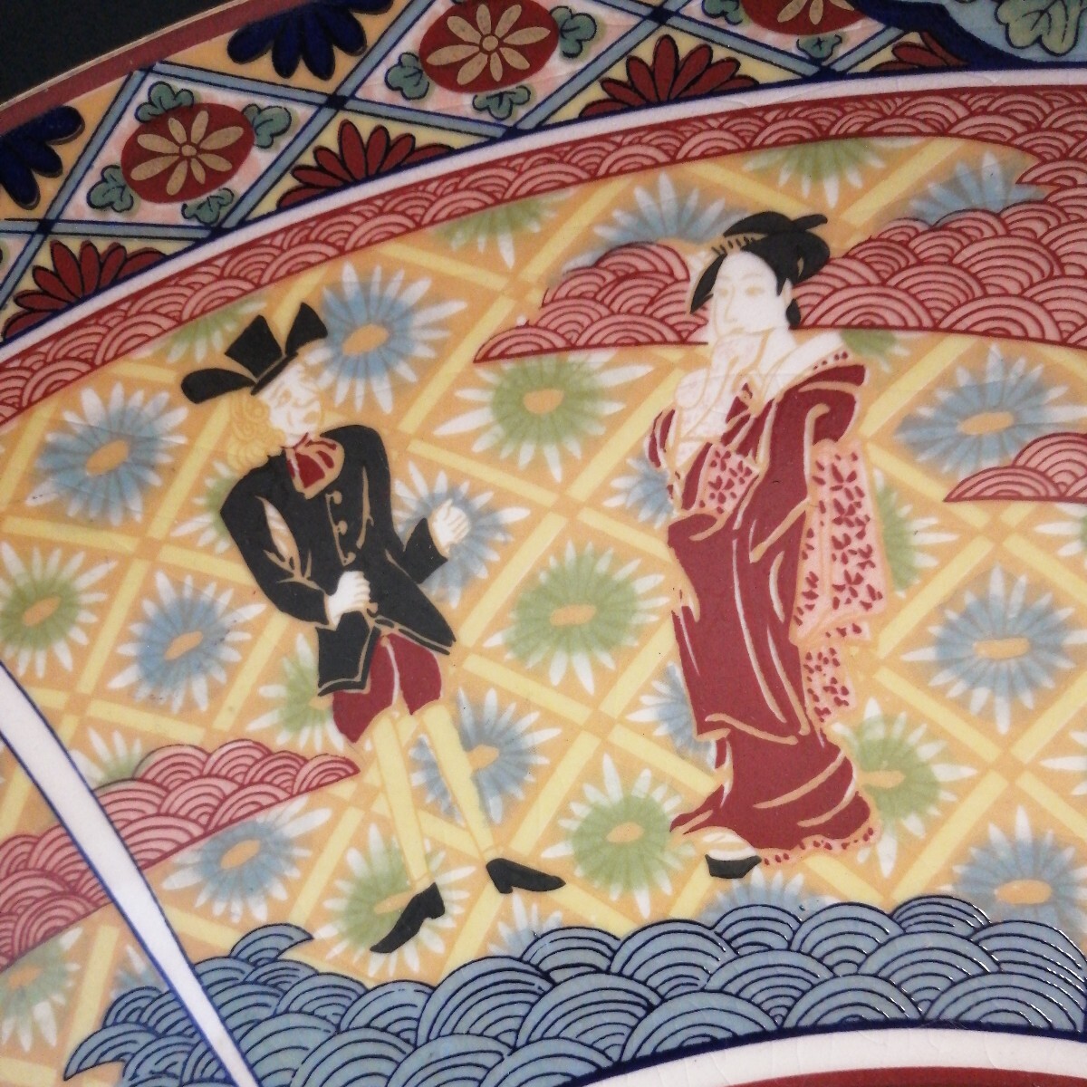 伊万里焼 長寿 丸皿 飾皿 大皿 床飾り 花草　人物　 金彩 彩色 直径約41.5cm 陶磁器 和食器 日本伝統工芸_画像4