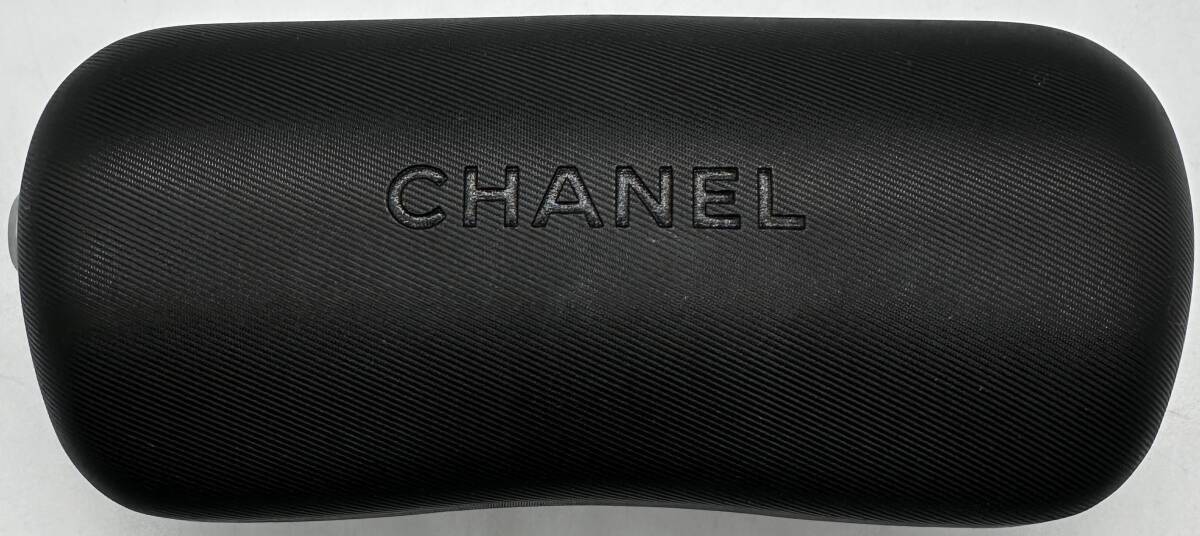 y1567TT シャネル CHANEL サングラスケース 眼鏡ケース ケースのみ 箱あり ブラック ロゴ入り 袋 コレクション サングラス 黒 メガネ 小物_画像2