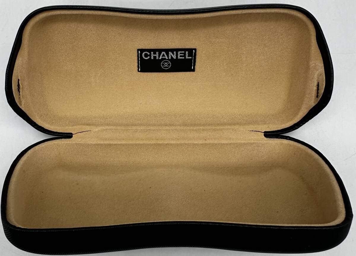 y1567TT シャネル CHANEL サングラスケース 眼鏡ケース ケースのみ 箱あり ブラック ロゴ入り 袋 コレクション サングラス 黒 メガネ 小物_画像4