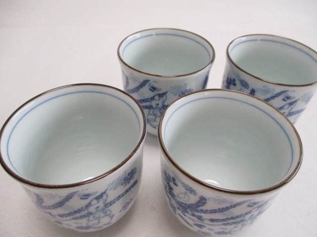ピーターラビット　湯呑、４個　陶器製　日本製