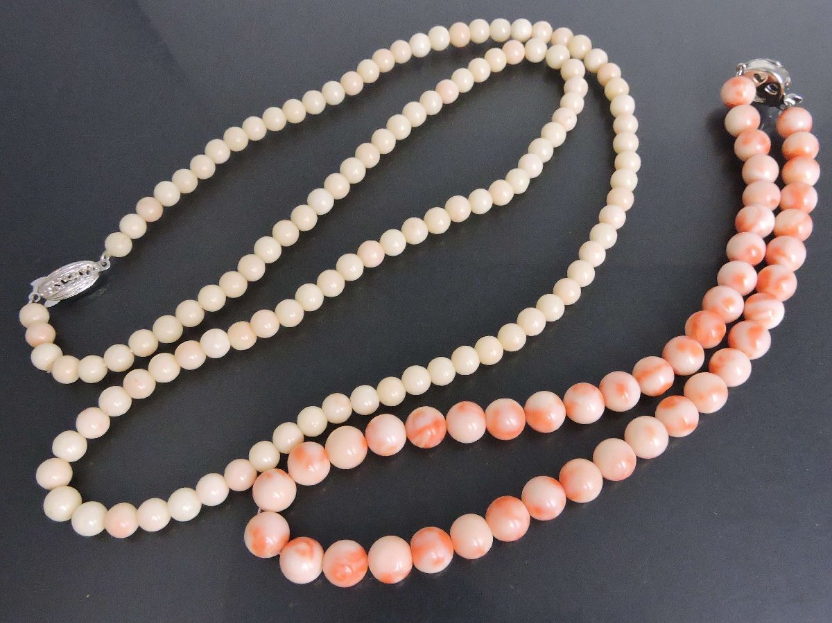 .. coral necklace .. chain circle lamp white approximately 78. peach color approximately 42.2 point set 