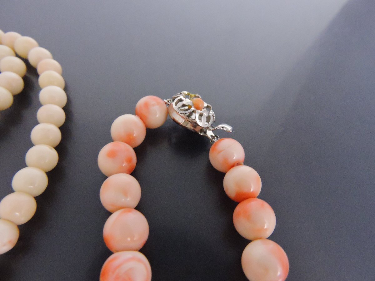 .. coral necklace .. chain circle lamp white approximately 78. peach color approximately 42.2 point set 