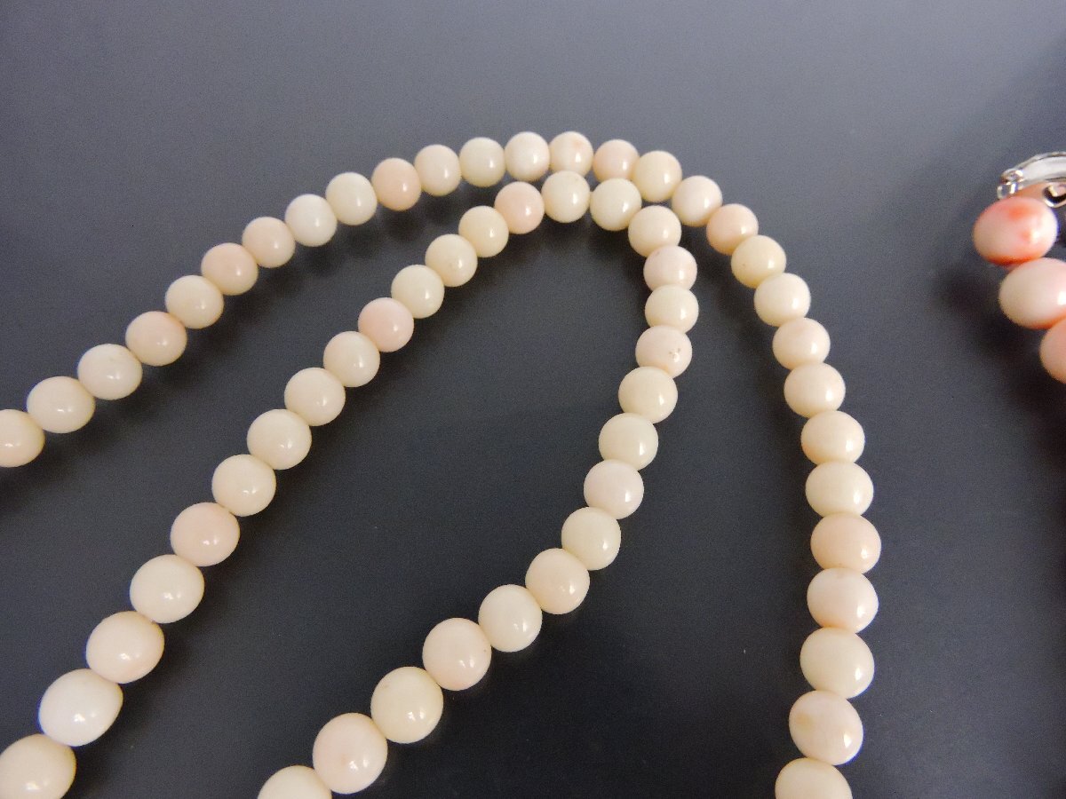 .. coral necklace .. chain circle lamp white approximately 78. peach color approximately 42.2 point set 