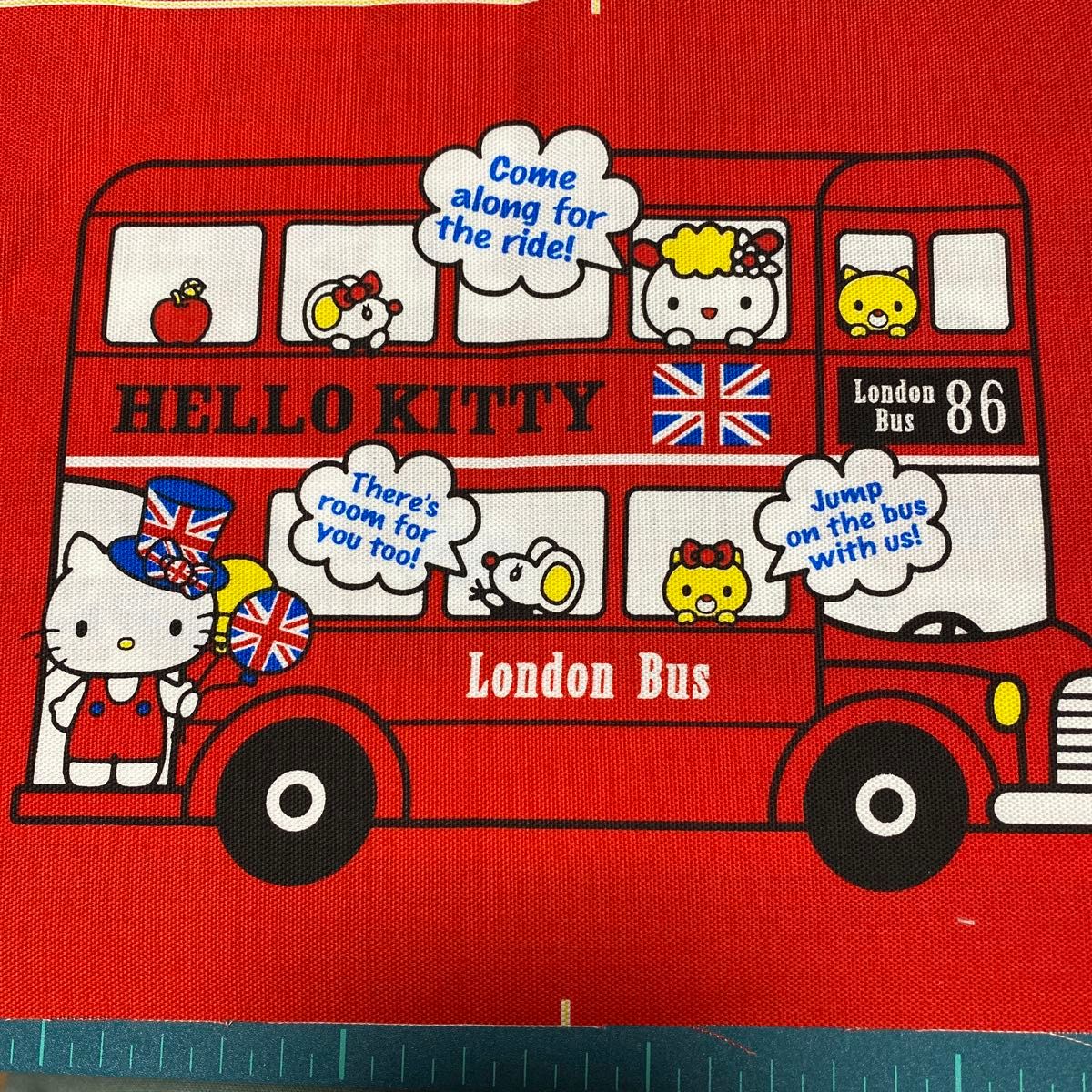 【パネル】キティ　ロンドンバス　はぎれ２枚