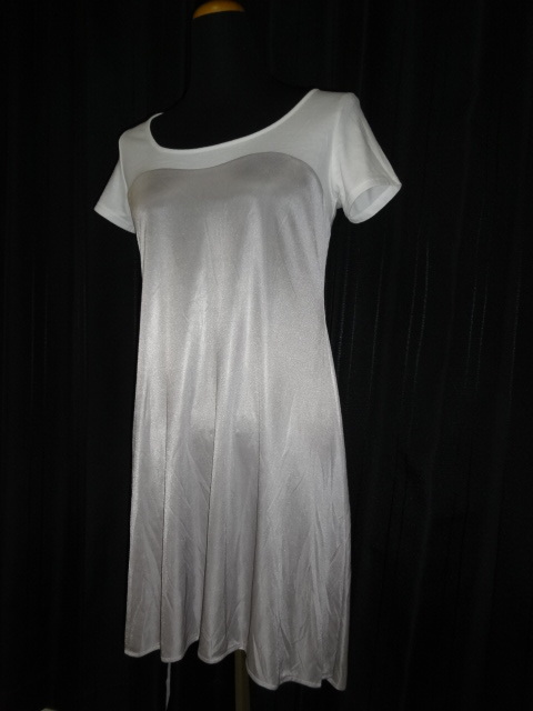 # beautiful goods VICKY Vicky made in Japan * line pretty short sleeves One-piece blouse T-shirt satin white silver white 2 number M size 9 number 38 number 