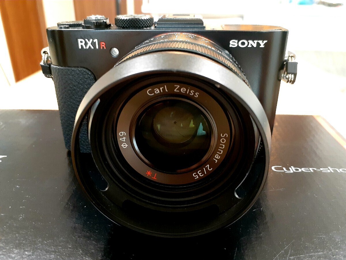 【美品】【おまけ多数付き】SONY デジタルカメラ Cyber-shot RX1R 2470万画素 光学2倍 DSC-RX1R_画像2