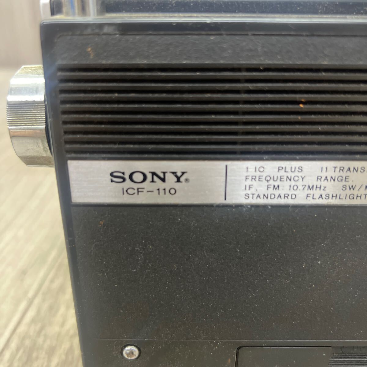 US240429 C-106 SONY ソニー ICF-110 昭和レトロ　トランジスタラジオ FM/SW/MW 3バンド カバー付き 動作未確認_画像5