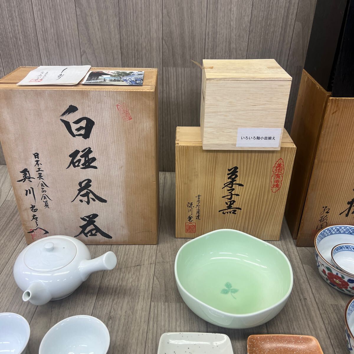 US240429 C-119 和食器 木箱 有田焼 深川製 湯呑 茶碗 小鉢 茶器 陶器 急須 小皿揃え 深皿 丸皿 まとめ 現状品_画像4