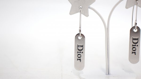 ◆ Christian Dior / クリスチャン ディオール ロゴプレート ピアス シルバー 131941
