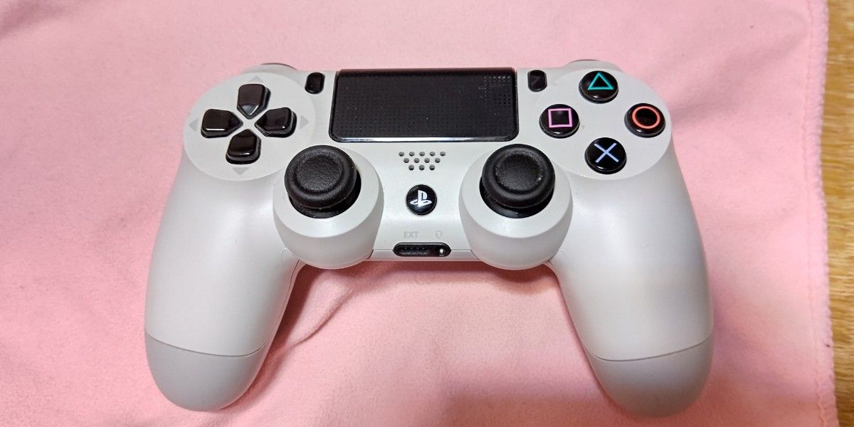 純正PS4コントローラー.白必ず商品説明を確認よろしくお願いします。値下げ交渉スルーします。