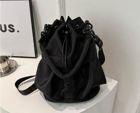 バッグ ショルダーブラック 黒 ハンドバッグ ナイロン バケツ 巾着 韓国ショルダーバッグ ブラック バッグ 大容量 ボディバッグ 黒 韓国の画像3