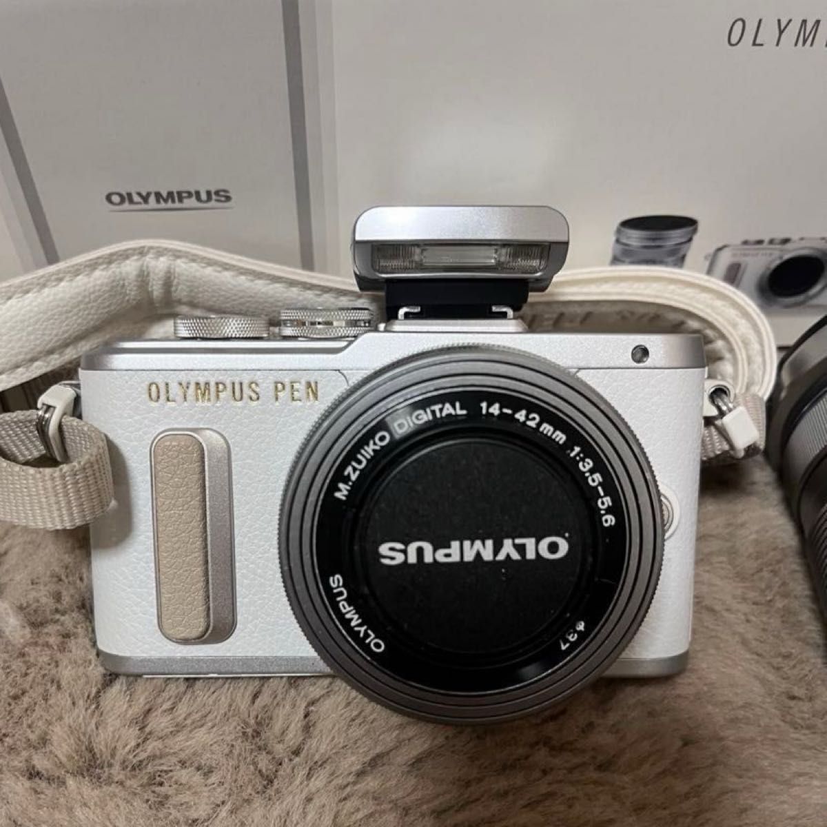 【ほぼ新品】OLYMPUS PEN E-PL8 EZダブルズームキット ホワイト