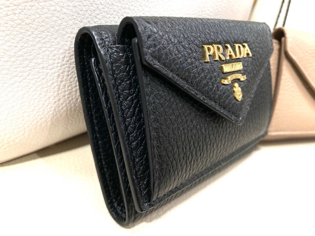 新品 プラダ ロゴ 型押しのグレインレザー 極ミニ財布 3つ折り 新品 プラダ ロゴ 型押しのグレインレザー 極ミニ財布 3つ折り